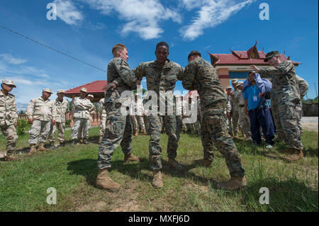 161031-N-HA 376-183 Sihanoukville, Kambodscha (Okt. 31, 2016) - US-Marines, 3 Bataillon zugeordnet, 2. Marine Regiment, zeigen eine zwei-arm Bar auf Lance Cpl. Antonio Thomas für die Royal Navy Sailors während der Zusammenarbeit Kambodschas flott Bereitschaft und Weiterbildung (Karat), Kambodscha, 2016. CARAT ist eine Reihe von jährlichen maritime Übungen zwischen der US Navy, US Marine Corps und der bewaffneten Kräfte der neun Partner Nationen Bangladesch, Brunei, Kambodscha, Indonesien, Malaysia, den Philippinen, Singapur, Thailand, und Timor-Leste. (U.S. Marine Foto von Chief Petty Officer Lowell Whitman/Releas Stockfoto