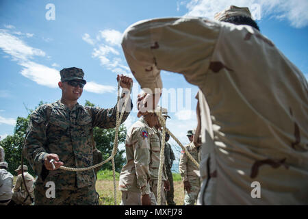 Lance Cpl. Diego Fuentes, 3 Bataillon zugeordnet, 2. Marine Regiment (3/2) zeigt der Königlichen Kambodschanischen Marine Seeleute wie ein Knoten für den Zusammenbau eines Zodiac Boot in Sihanoukville, Kambodscha, Nov. 1, 2016 vorzubereiten, bei der während der Zusammenarbeit flott Bereitschaft und Weiterbildung (Karat), Kambodscha 2016. CARAT 2016 ist eine 9-Land, Reihe von jährlichen, bilaterale Seeverkehrsabkommen zwischen der US Navy, US Marine Corps und der bewaffneten Kräfte der neun Partner Nationen Bangladesch, Brunei, Kambodscha, Indonesien, Malaysia, den Philippinen, Singapur, Thailand, und Timor-Leste. (U.S. Marine bekämpfen Kamera Foto von Petty O Stockfoto