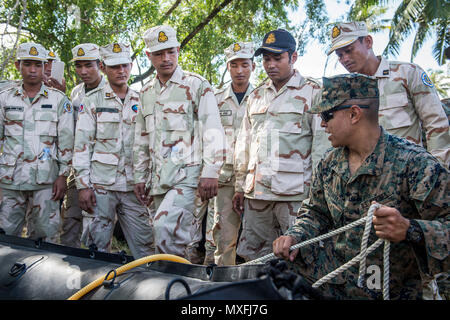 Lance Cpl. Diego Fuentes, 3 Bataillon zugeordnet, 2. Marine Regiment (3/2) zeigt der Königlichen Kambodschanischen Marine Seeleute wie ein Schlauchboot in Sihanoukville, Kambodscha, Nov. 1, 2016 zu montieren, bei der während der Zusammenarbeit flott Bereitschaft und Weiterbildung (Karat), Kambodscha 2016. CARAT 2016 ist eine 9-Land, Reihe von jährlichen, bilaterale Seeverkehrsabkommen zwischen der US Navy, US Marine Corps und der bewaffneten Kräfte der neun Partner Nationen Bangladesch, Brunei, Kambodscha, Indonesien, Malaysia, den Philippinen, Singapur, Thailand, und Timor-Leste. (U.S. Marine bekämpfen Kamera Foto von Petty Officer 1st Class Benj Stockfoto