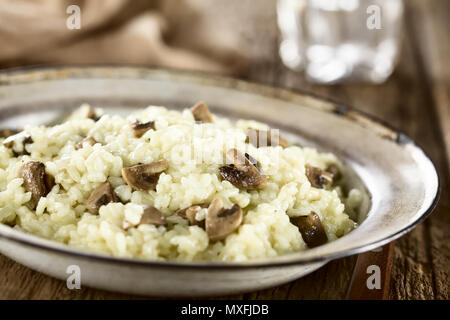 Frische hausgemachte Pilz-risotto auf rustikale Platte (selektive Fokus, Fokus in der Mitte des Bildes) Stockfoto