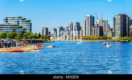 Wunderschöne Skyline der Innenstadt von Vancouver an der False Creek im herrlichen British Columbia, Kanada Stockfoto