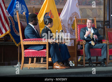 Verteidigungsminister Ash Carter beantwortet Fragen während einer Veranstaltung am City College, New York City, N.Y., am 1. November 2016. Im Mittelpunkt der Diskussion standen die Programme des Verteidigungsministeriums, die Truppenstruktur, die Führung, die ROTC-Initiativen und die nationalen Sicherheitsprioritäten. Militärangehörige und Studenten nahmen teil, um mehr über DoD-Operationen, das Engagement mit akademischen Institutionen und die Integration von Bildungs- und Verteidigungsplanung für zukünftige militärische Bereitschaft und strategische Entwicklung zu erfahren. Stockfoto