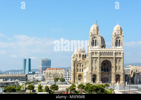 Sainte-Marie-Majeure Kathedrale, auch als La Major, in La Joliette Bezirk bekannt, mit der CMA-CGM Tower (links) und 'La Marseillaise' Tower (rechts) in T Stockfoto