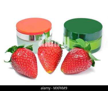 Hautpflege Creme mit Erdbeeren in zwei Behältern und reife Erdbeeren auf weißem Hintergrund extrahieren - Design für natürliche organische Kosmetik ad Stockfoto