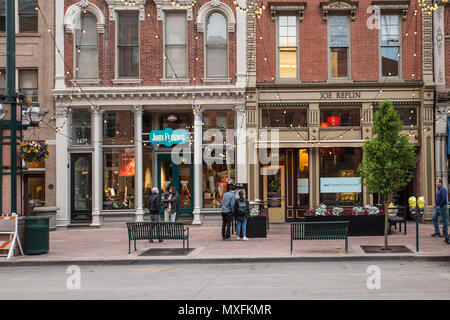 DENVER, Colorado - Mai 1, 2018: Street Scene entlang der historischen Larimer Square in der Innenstadt von Denver mit Restaurants und Geschäften im Blick. Stockfoto