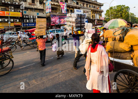 Eine sehr belebte und überfüllte Straße in Alt-Delhi, Indien, mit vielen Passanten, Trägern, die Karren schieben oder Waren auf ihren Köpfen tragen. Delhi Juni 2015 Stockfoto