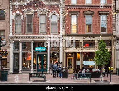 DENVER, Colorado - Mai 1, 2018: Street Scene entlang der historischen Larimer Square in der Innenstadt von Denver mit Restaurants und Geschäften im Blick. Stockfoto