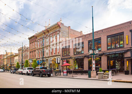 DENVER, Colorado - Mai 1, 2018: Street Scene entlang der historischen Larimer Square in der Innenstadt von Denver mit Restaurants und Geschäften im Blick. Stockfoto