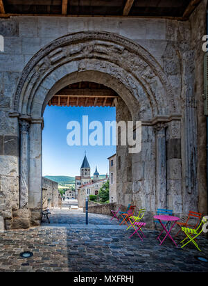 Blick auf die Abtei von Cluny durch Arch takern in Cluny, Burgund, Frankreich am 17. Juni 2015 Stockfoto