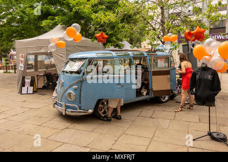 1962, 23 Fenster, Samba - Pflaumenmus, Horsham, West Sussex, UK. Stockfoto