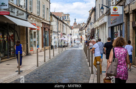 Straße in Beaune in Beaune, Burgund, Frankreich am 24. Juni 2017 getroffen Stockfoto