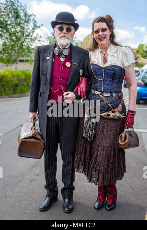 Reife männliche und weibliche in Steam Punk Kleidung in Frome, Somerset, Großbritannien am 30. Mai 2015 getroffenen gekleidet Stockfoto