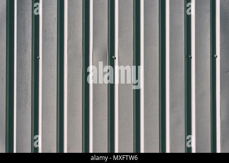 Berlin, Deutschland, 20. Mai 2018: vertikale Muster Wellblech Wand Stockfoto