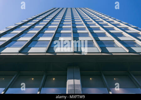 Berlin, Deutschland, 20. Mai 2018: Low Angle View der modernen Bürogebäude Stockfoto