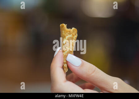 Weibliche Hand hält ein Stück leere Horn Stockfoto