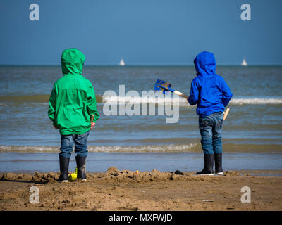 Zwei Jungen aus hinter den Blick auf das offene Meer in Dunkerque, Frankreich Stockfoto