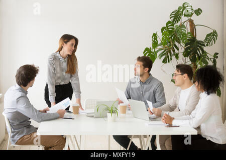 Weibliche Business Coach, Präsentation für Arbeitnehmer Stockfoto