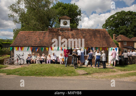 Englisch Dorffest in Lurgashall Sussex. Traditionelle Fete mit Verkaufsständen Kaffee Zelt, Musik und Spiele. Stockfoto