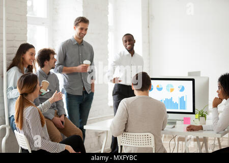 Gemischtrassiges Team Spaß bei der Arbeit Pause Stockfoto