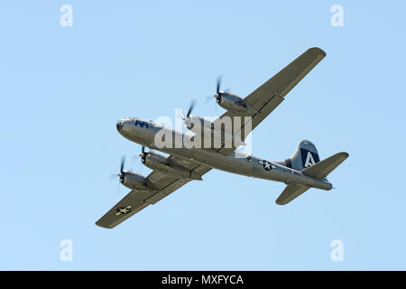 B-29 Bomber FiFi fliegen während der Air Show Stockfoto