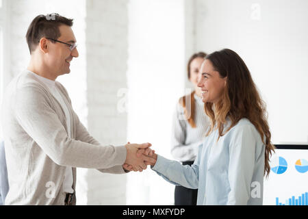 Lächelnd CEO Handshaking aufgeregt Weiblich gratulieren mit e Stockfoto