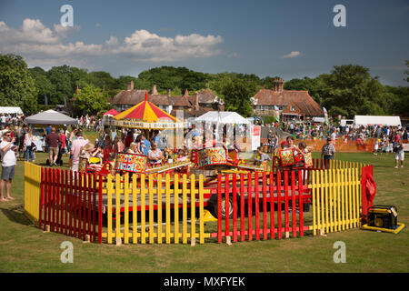 Englisch Dorffest in Lurgashall Sussex. Traditionelle Fete mit Verkaufsständen Kaffee Zelt, Musik und Spiele. Stockfoto