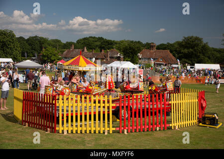 Englisch Dorffest in Lurgashall Sussex. Traditionelle Fete mit Verkaufsständen Kaffee Zelt, Musik und Spiele. Stockfoto