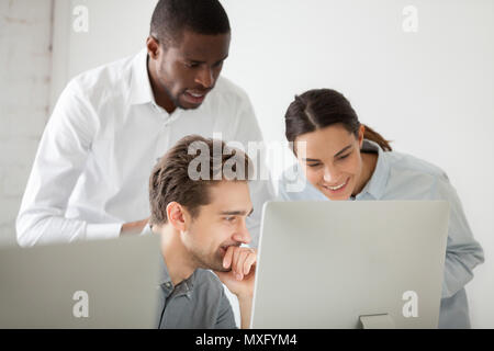 Multirassischen Arbeitsgruppe beobachten lustiges Video am Computer in offic Stockfoto