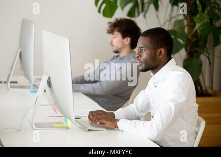 Schwere Afrikanische Amerikanische Mitarbeiter beschäftigt mit dem Schreiben von Firmen-E-Mail Stockfoto