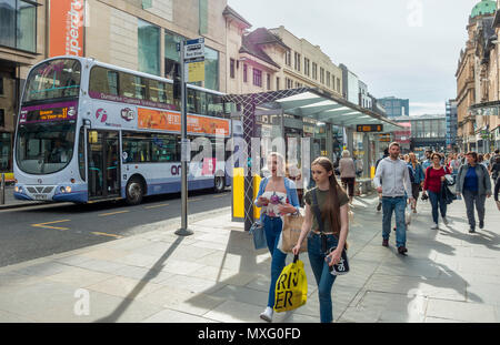 Käufer und Touristen in die Argyle Street, Glasgow auf einen anstrengenden Nachmittag. Bushaltestellen, Menschen, Fußgänger, Geschäfte, Argyle Arcade, Stockfoto