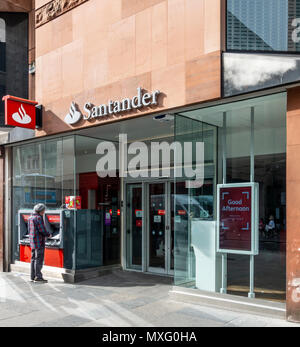 Mann mit einer ATM/Geldautomaten außerhalb der Santander Bank Filiale in Argyle Street, Glasdgow, Schottland, Großbritannien Stockfoto