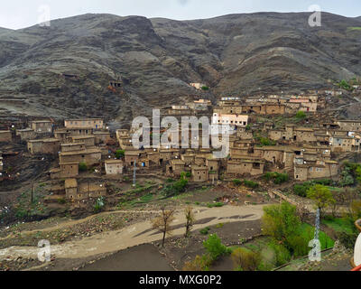 Traditionelle Berber Ton Häuser mit flachen Dächern, einem kleinen Dorf im Hohen Atlas, Marokko. Stockfoto