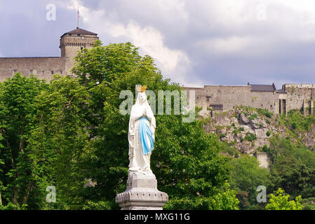 Statue Unserer Lieben Frau von der Unbefleckten Empfängnis. Lourdes, Frankreich, wichtigen Ort der katholischen Pilgerfahrt.