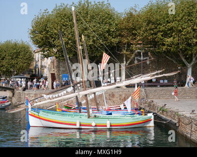 Traditionelle Fischerboote vor Anker in einer Reihe am Kai in Collioure, Roussillon, Frankreich. Stockfoto