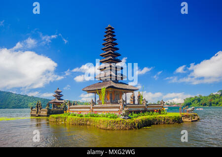 Schwebende Tempel oder Pura Ulun Danu Tempel auf einem Beratan See. Bali Indonesien Stockfoto