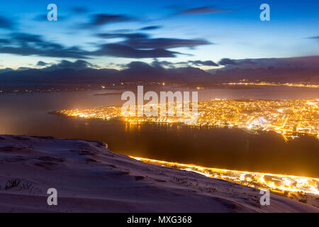 Schöne und bunte Luftaufnahme auf die Stadt Tromsø, Troms Norwegen, während der Dämmerung. Ein Winter Schneesturm ist eingehende im Tal von Tromsø, beseitigen Stockfoto