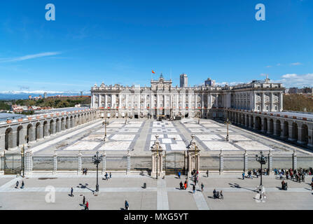 Der Königspalast (Palacio Real) und die Plaza de la Armería von der Kathedrale, Madrid, Spanien. Stockfoto