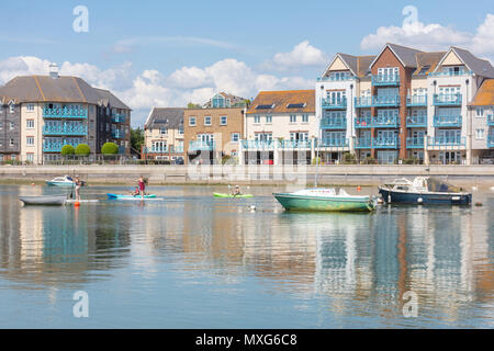 Shoreham-By-Sea, Großbritannien; 3. Juni 2018, eine Gruppe von Menschen Paddle Board und Kanu Vergangenheit Boote auf dem Fluss Adur Stockfoto