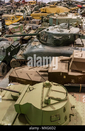Tanks im Fahrzeug Conservation Centre am Tank Museum geparkt Stockfoto
