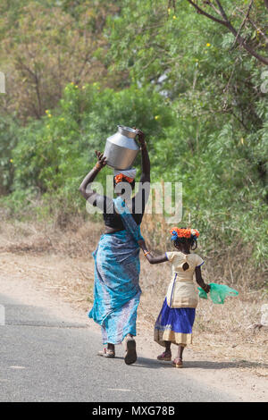Asien, Indien, Tamil Nadu, Agarapatti, indische Frau, die Topf mit Wasser auf dem Kopf Stockfoto