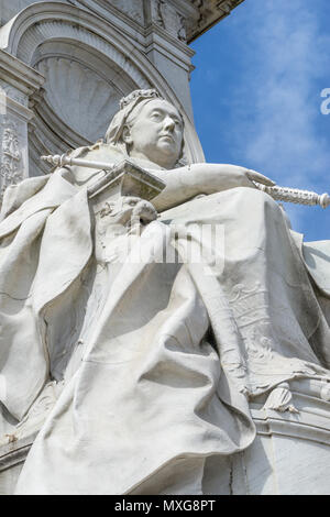Die Queen Victoria Memorial vor dem Buckingham Palace am Ende der Mall, London, 16. Mai 1911 vorgestellt wurde, aber nicht bis 1924 abgeschlossen, Stockfoto