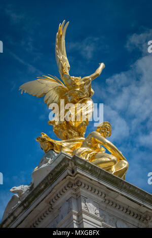 Seitenansicht der vergoldeter Bronze Abschnitt der Queen Victoria Memorial, die Geflügelten Sieg Statue oben und Konstanz nach unten schauen. Stockfoto