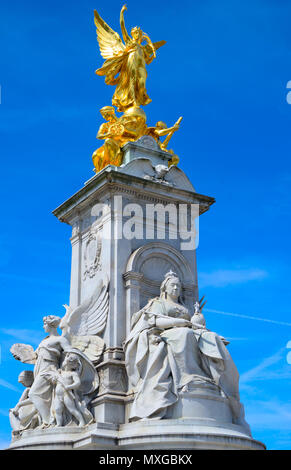 Die Queen Victoria Memorial vor dem Buckingham Palace am Ende der Mall, London, 16. Mai 1911 vorgestellt wurde, aber nicht bis 1924 abgeschlossen. Stockfoto