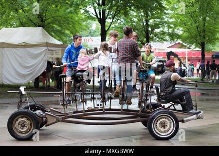 Ein Pedal - angetriebene Fahrrad Auto, genannt das Pedal Cloud, Minneapolis-St. Paul Mini Maker Faire in St. Paul, Minnesota, USA. Stockfoto