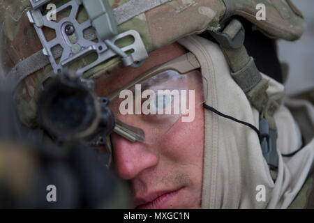 Us-Armee SPC. Jeffery Hooper, Fallschirmjäger des 3.platoon, Schlacht Unternehmen, 2.BATAILLON, 503Rd Infanterie Regiment (Airborne), 173Rd Airborne Brigade zugeordnet ist, unterstützt seine estnische Verbündeten durch Ziehen der Sicherheit während des Gemeinsamen urban Operations Training Nov. 3, 2016 in Hellenurme, Estland. Die 173Rd Airborne Brigade, in Vicenza, Italien, ist die Armee Contingency Response Force in Europa, und ist in der Lage, Kräfte projiziert eine vollständige Palette von militärischen Operationen in den Vereinigten Staaten der Europäischen, Zentralen und Afrika Befehl Verantwortungsbereiche innerhalb von 18 Stunden durchzuführen. Betrieb Atlantic lösen Stockfoto