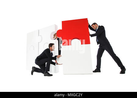 Business Team Montage grosse Puzzle auf weißem Hintergrund Stockfoto