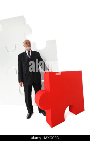Business mann Portrait und großen Puzzle auf weißem Hintergrund Stockfoto