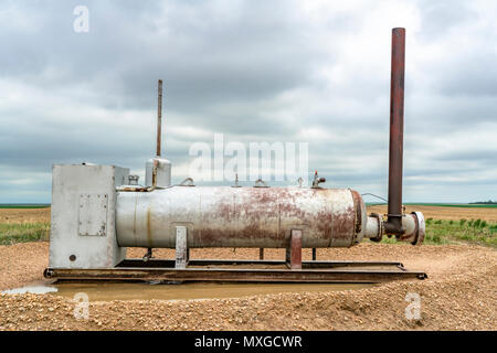 Der Gas-, Öl- und Produktionsanlagen im östlichen Colorado - Tank Dreschwerk Stockfoto