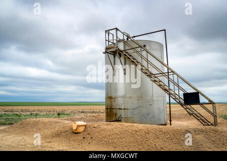 Der Gas-, Öl- und Produktionsanlagen im östlichen Colorado - eine Auffangwanne Stockfoto