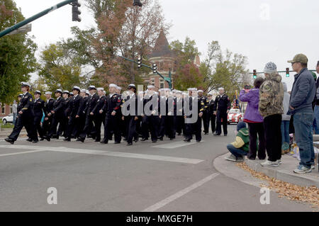 161105-N-WR 119-017 COLORADO SPRINGS, Colo (5. November 2016) Segler aus Navy Operational Support Center Fort Carson März während des Colorado Springs Veterans Day Parade. Die Parade geehrt US-service Mitglieder der Vergangenheit und Gegenwart in diesem Jahr Veterans Day am 07.11.11 zu gedenken. (Foto von Petty Officer First Class Gilbert Bolibol/Freigegeben) Stockfoto